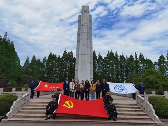 有钟表的建筑
描述已自动生成