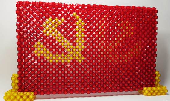 《党旗高高飘扬》(类别:串珠)